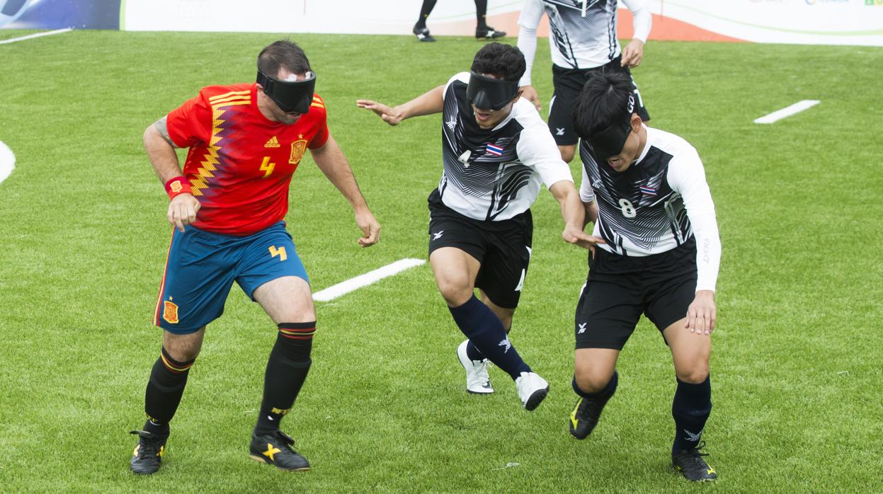 Los jugadores, que sufren ceguera total, se vendan los ojos para jugar en igualdad de condiciones