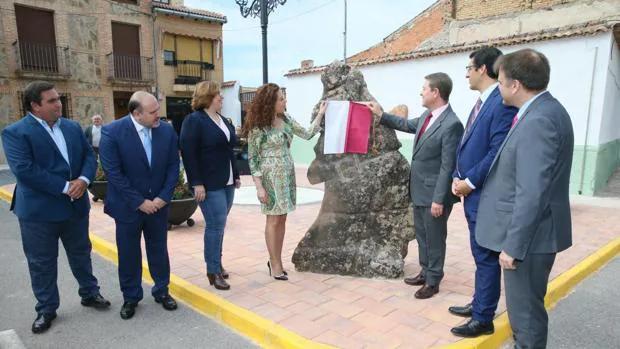 Villanueva de la Fuente rinde homenaje con un monolito a la exconsejera Elena de la Cruz