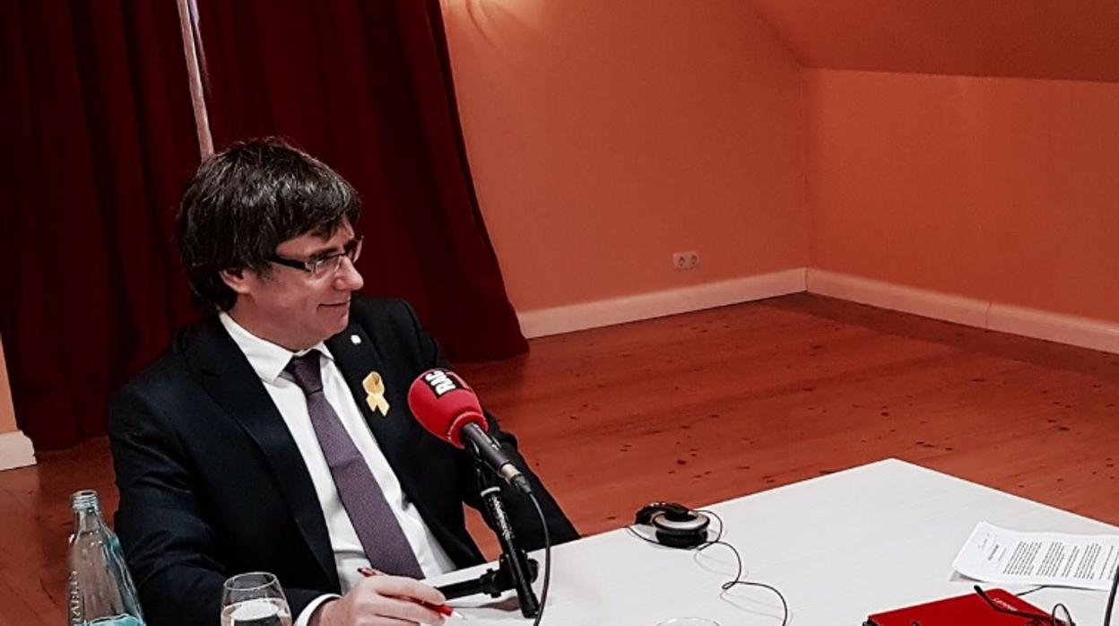 El expresidente de la Generalitat, Carles Puigdemont, durante la entrevista de hoy