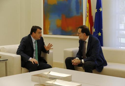 Aitor Estebán (PNV) con Mariano Rajoy