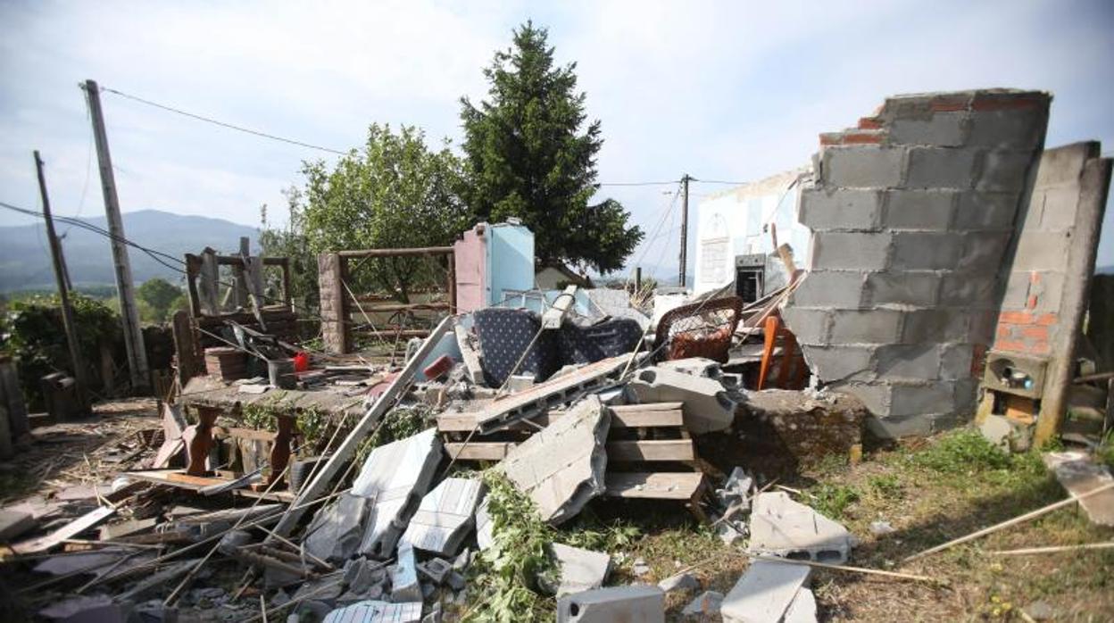 Estado de una casa tras la explosión en el almacén ilegal de Paramos (Tui)