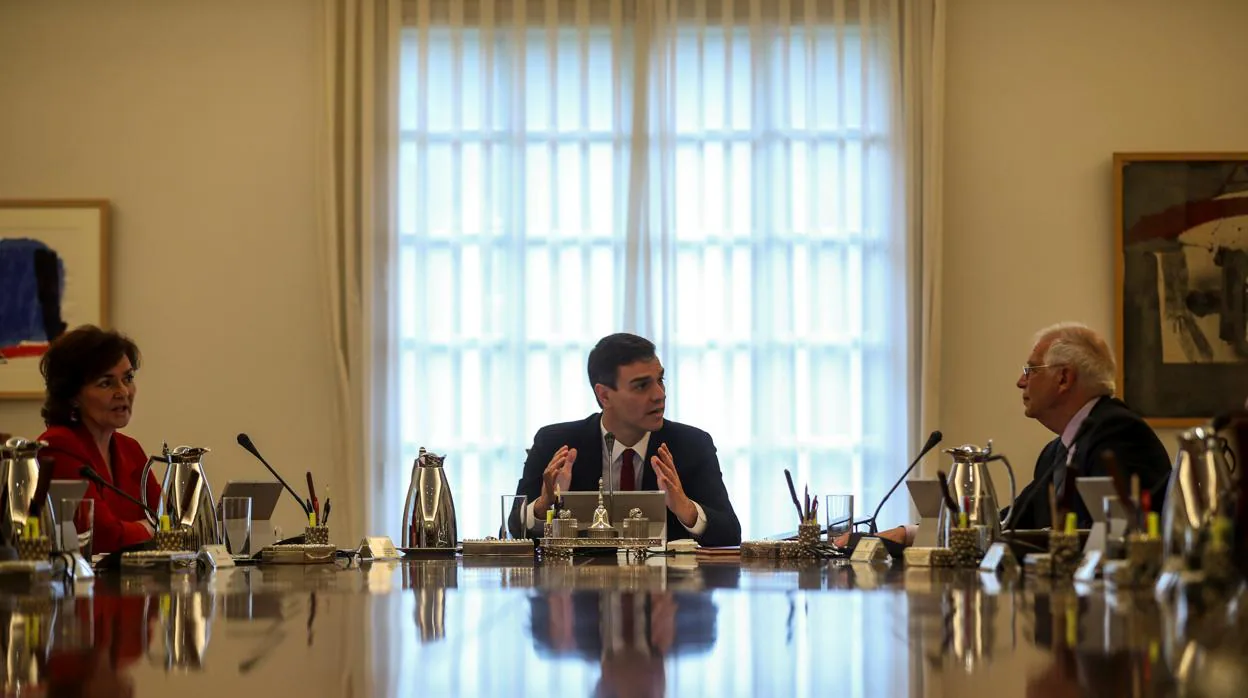 Pedro Sánchez, en la primera reunión con su nuevo consejo de ministros