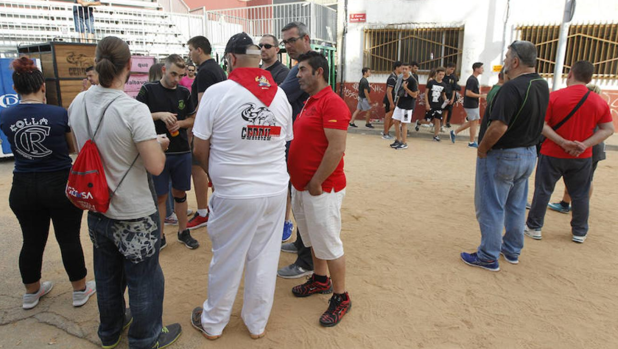 Muere un joven corneado al ayudar a otro en los bous al carrer