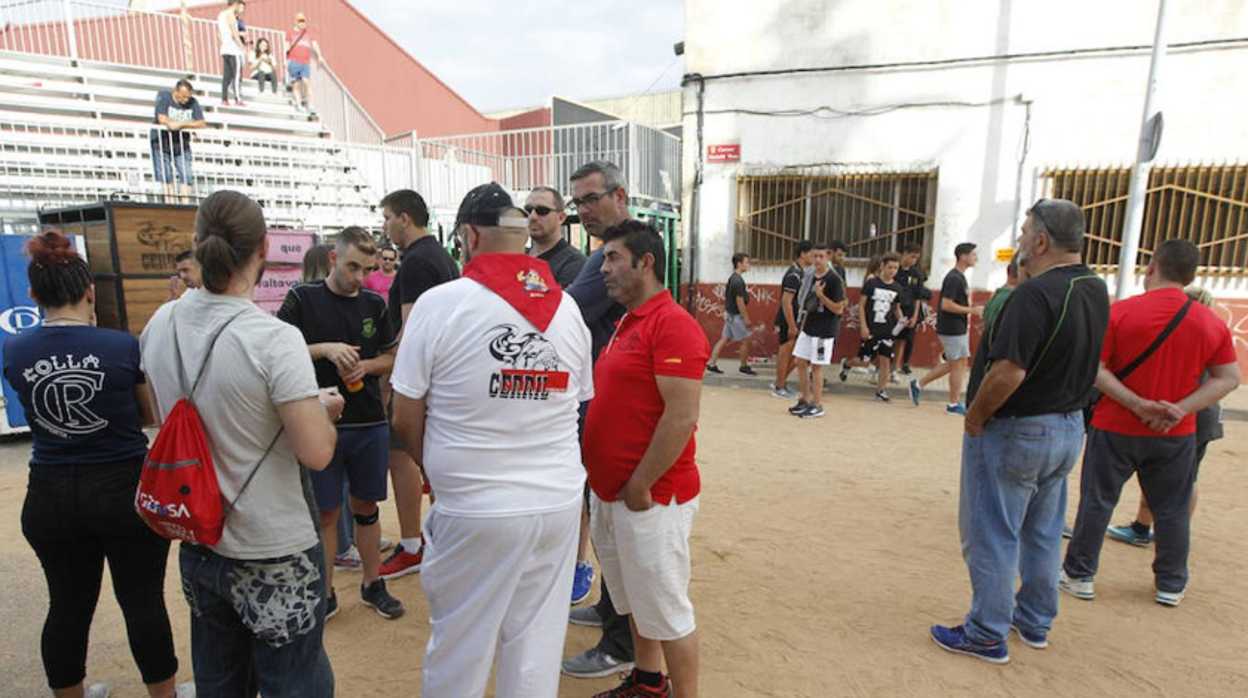 Muere un joven corneado al ayudar a otro en los bous al carrer