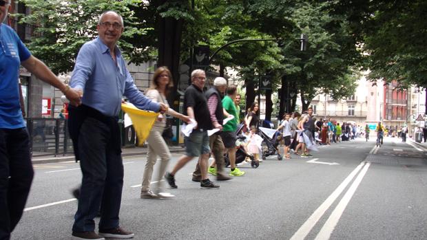 Cargos del PNV y soberanistas catalanes participan en una cadena humana por el derecho a decidir