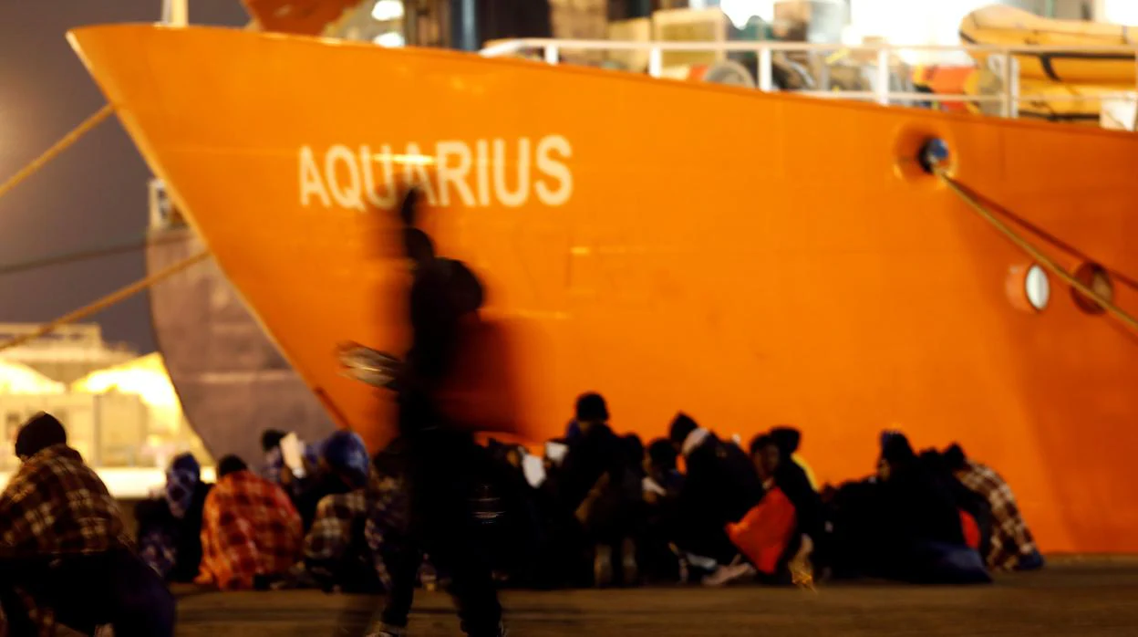 Armengol se pone «a disposición» del Gobierno para colaborar en la llegada del Aquarius
