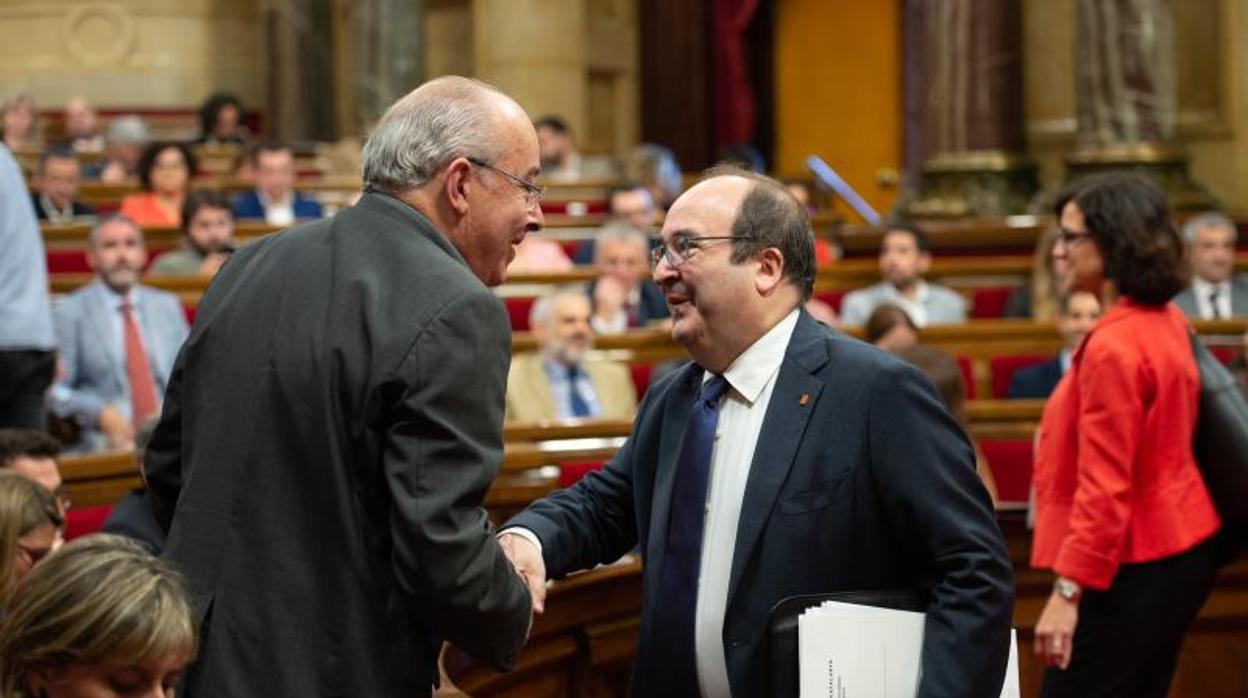 Bargalló, la semana pasada saludando a Miquel Iceta antes del pleno del Parlament