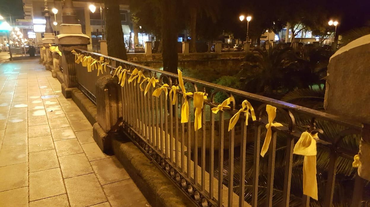 Colocan lazos amarillos en uno de los principales puentes de Palma