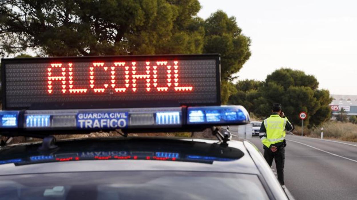 Controles de alcoholemia de la Guardia Civil en una carretera de al provincia de Alicante