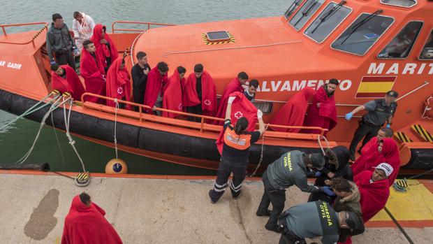 Varios agentes de la Guardia Civil se lanzan al mar para salvar a un inmigrante en Tarifa (Cádiz)