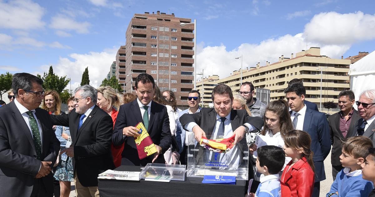García-Page, junto al alcalde de Seseña, en el acto de colocación de la primera piedra del nuevo colegio