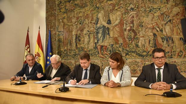 Firma del pacto institucional y social para la recuperación de Talavera de la Reina y su comarca