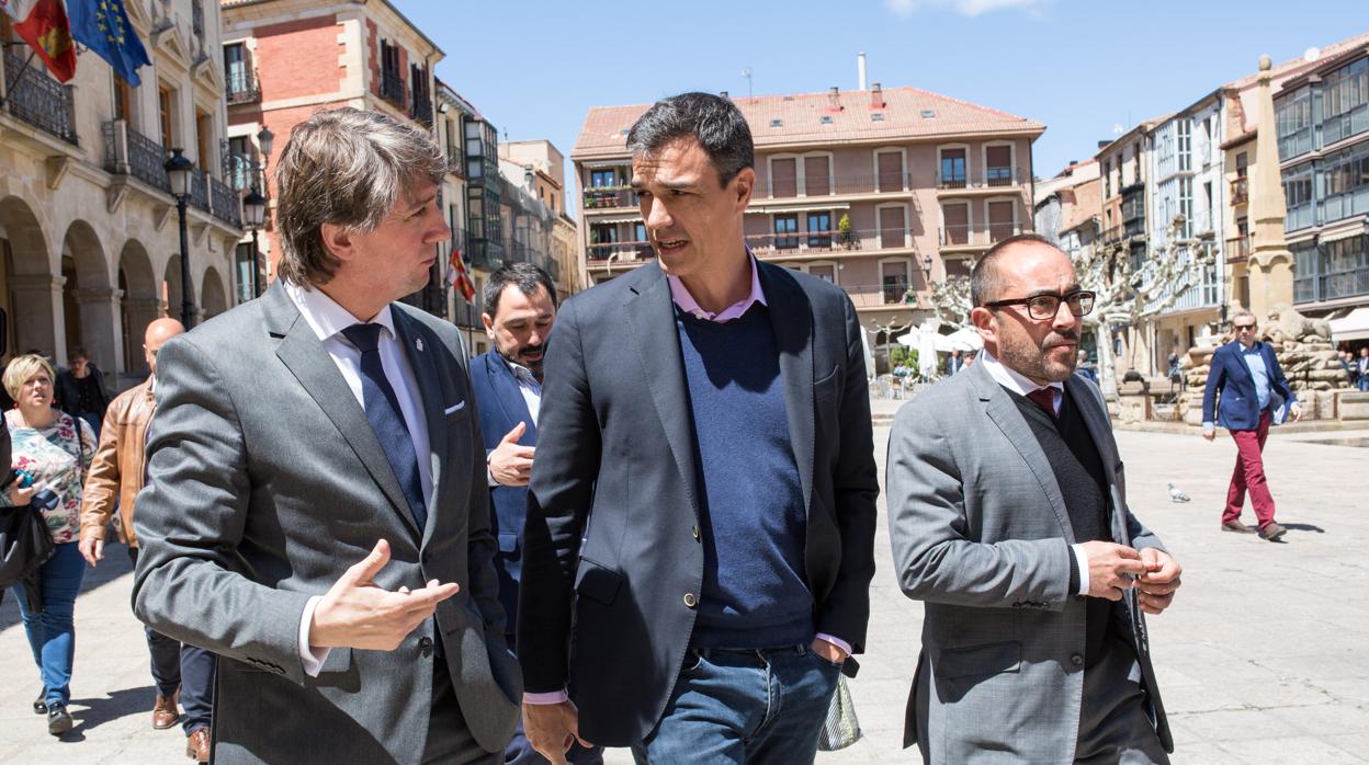 El secretario general del PSOE, Pedro Sánchez, visita Soria acompañado por el alcalde, Carlos Martínez y el secretario general provincial y presidente de la Diputación, Luis Rey (D), el pasado mes de mayo