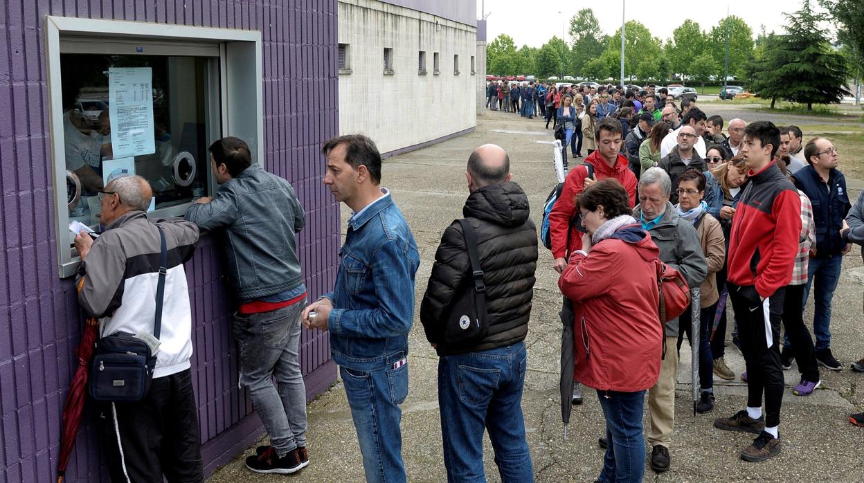 Cola para entrar en la tienda oficial del Real Valladolid para comprar entradas, en el centro de la ciudad