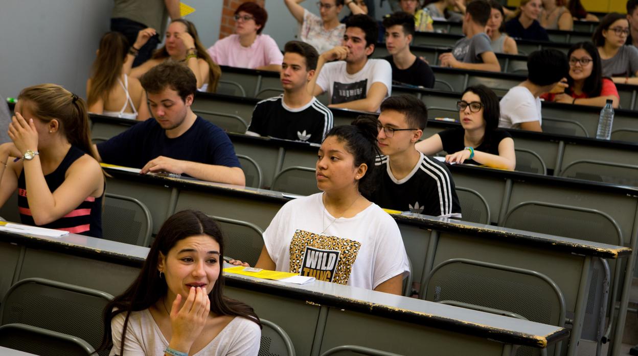 Un grupo de alumnos antes de realizar el examen en la Universitat Politècnica de Catalunya