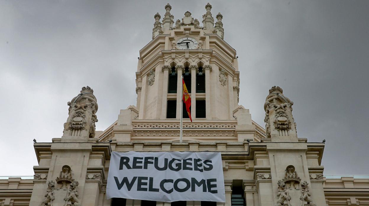 La pancarta con la leyenda «Refugees Welcome». en Ciebeles