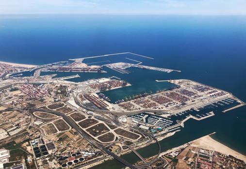 Vista aérea de los muelles del puerto de Valencia