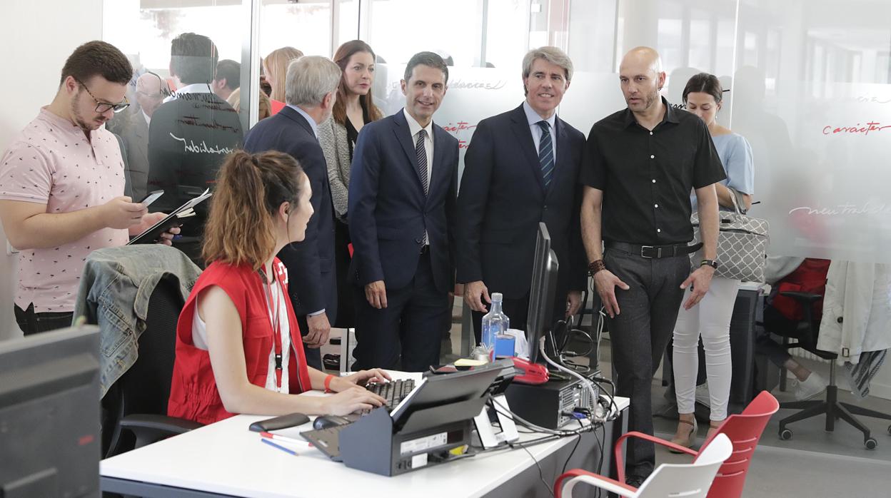 Ángel Garrido, visitando la nueva sede de Cruz Roja en Alcalá de Henares