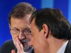 Mariano Rajoy habla con el coordinador general del PP