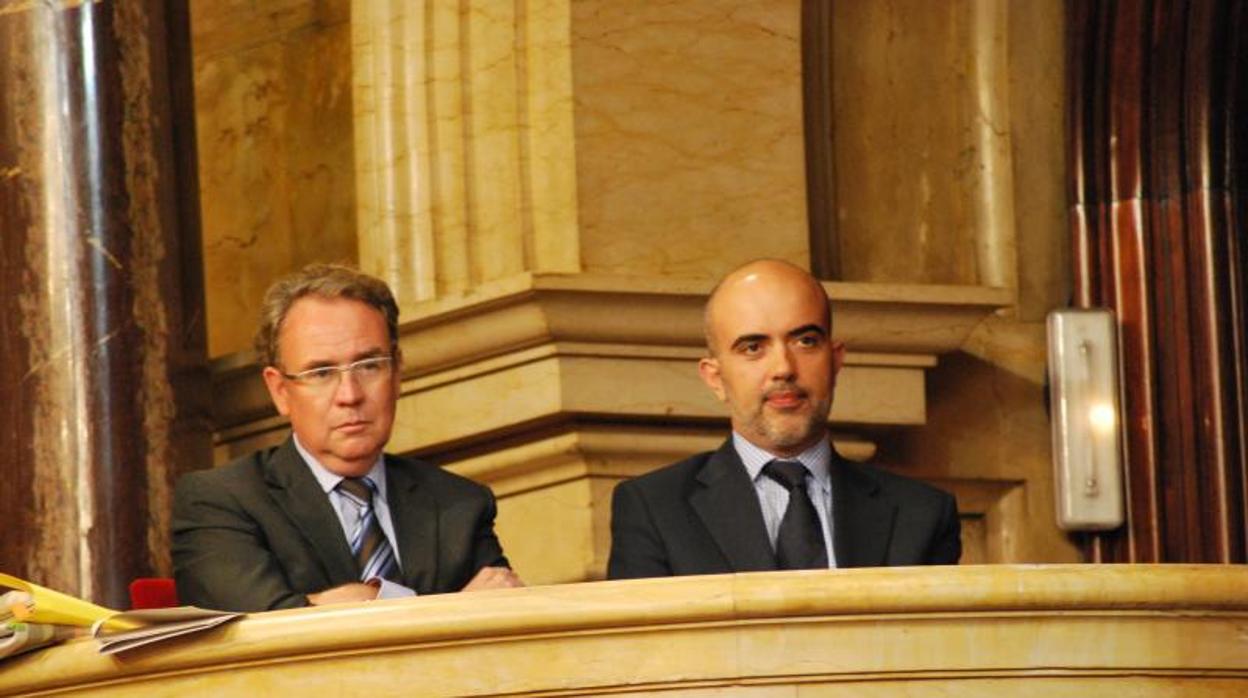 Roger Loppacher y Daniel Sirera, en la tribuna de invitados del Parlamento de Cataluña