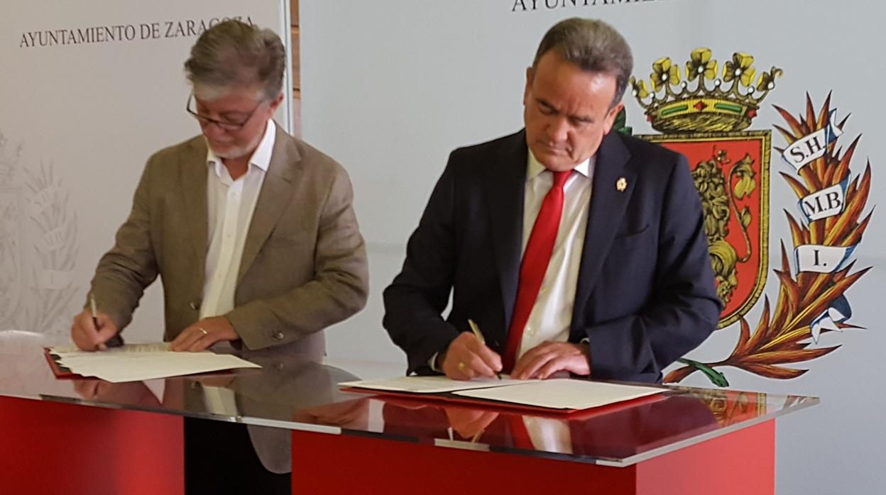 El presidente de la Diputación, Juan Antonio Sánchez Quero, y el alcalde Santisteve, en la firma del convenio