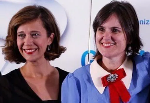 La diputada regional del PAR Elena Allué (derecha), junto a Marián Orós, del PP