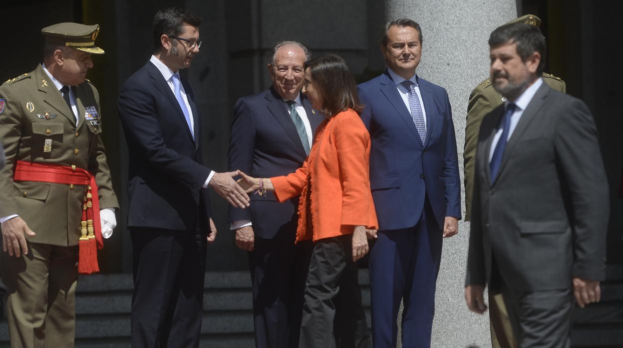 Margatira Robles en día que María Dolores de Cospedal le traspasó la cartera de Defensa