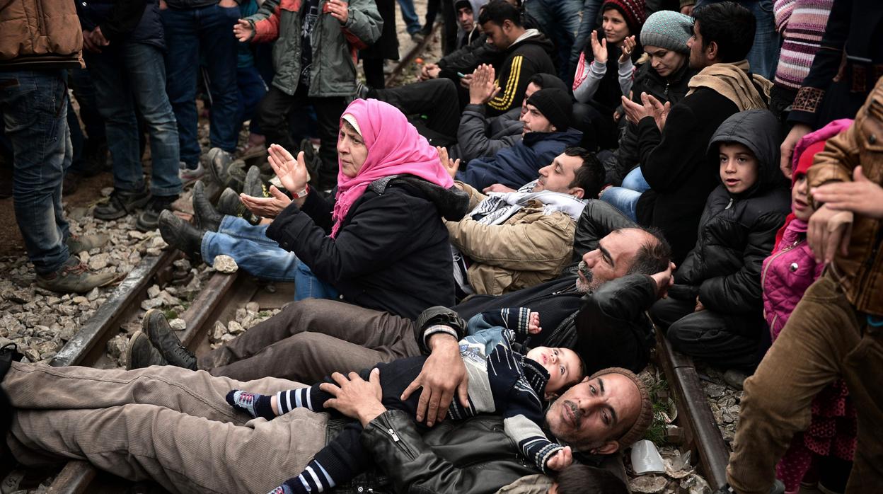 Refugiados sirios atrapados en la frontera entre Grecia y Macedonia