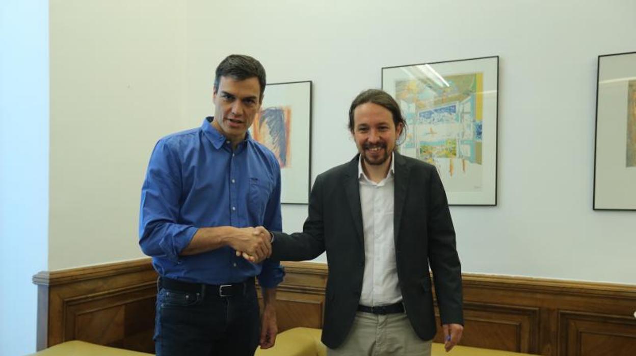 Pedro Sánchez y Pablo Iglesias durante un encuentro que mantuvieron en el Congreso de los Diputados