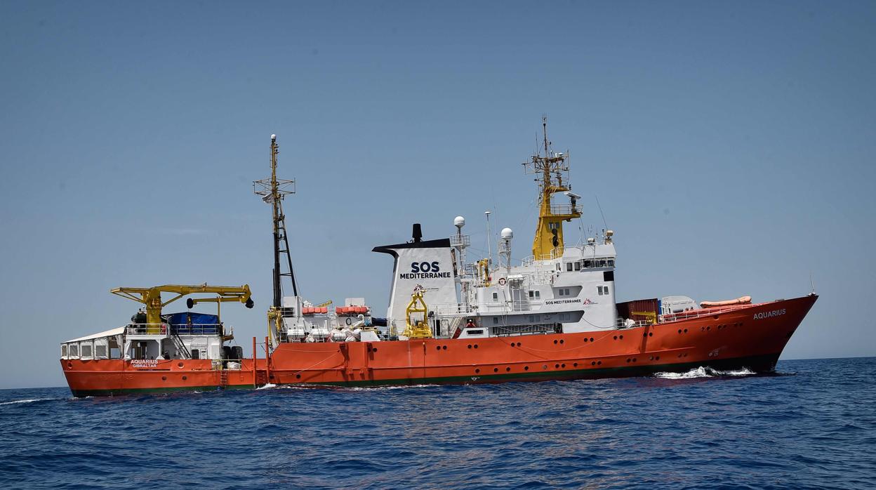 Un patrullero de la Armada acompaña al Aquarius desde su entrada en aguas españolas