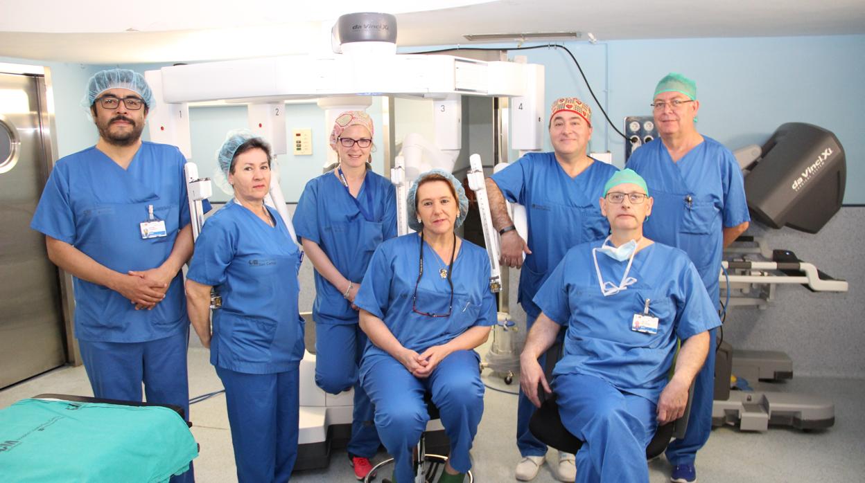 El equipo de cirugía que ha participado en la primera operación a un niño con el robot Da Vinci (al fondo), en el Hospital Clínico de Madrid