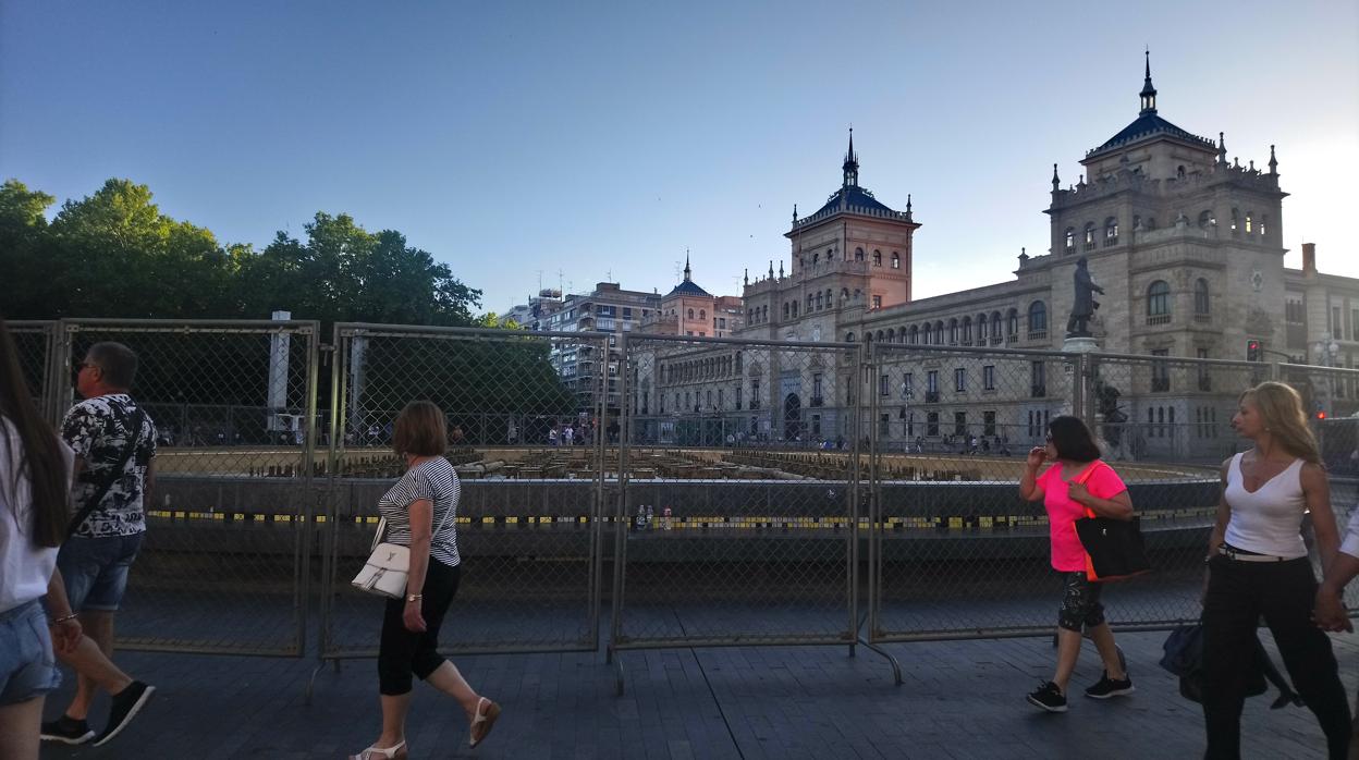 La fuente de Zorrilla sin agua y vallada de cara a la celebración del ascenso del Real Valladolid a Primera