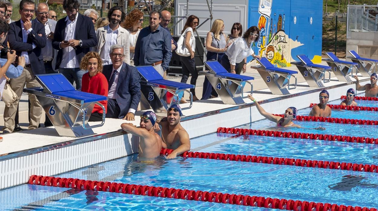 La ministra Batet y el alcalde Ballesteros, ayer en la inauguración de la piscina