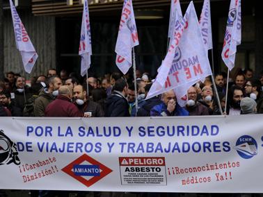 Trabajadores de Metro, durante una protesta a las puertas de la Asamblea de Madrid
