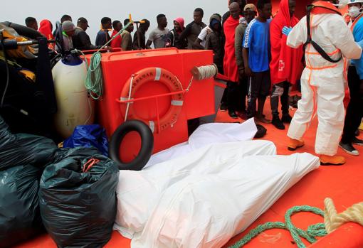 Rescate de los los cadáveres de los inmigrantes por Salvamento Marítimo