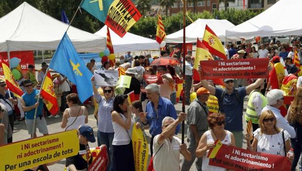 Centenares de personas protestan en Sant Andreu contra el adoctrinamiento en la escuela catalana