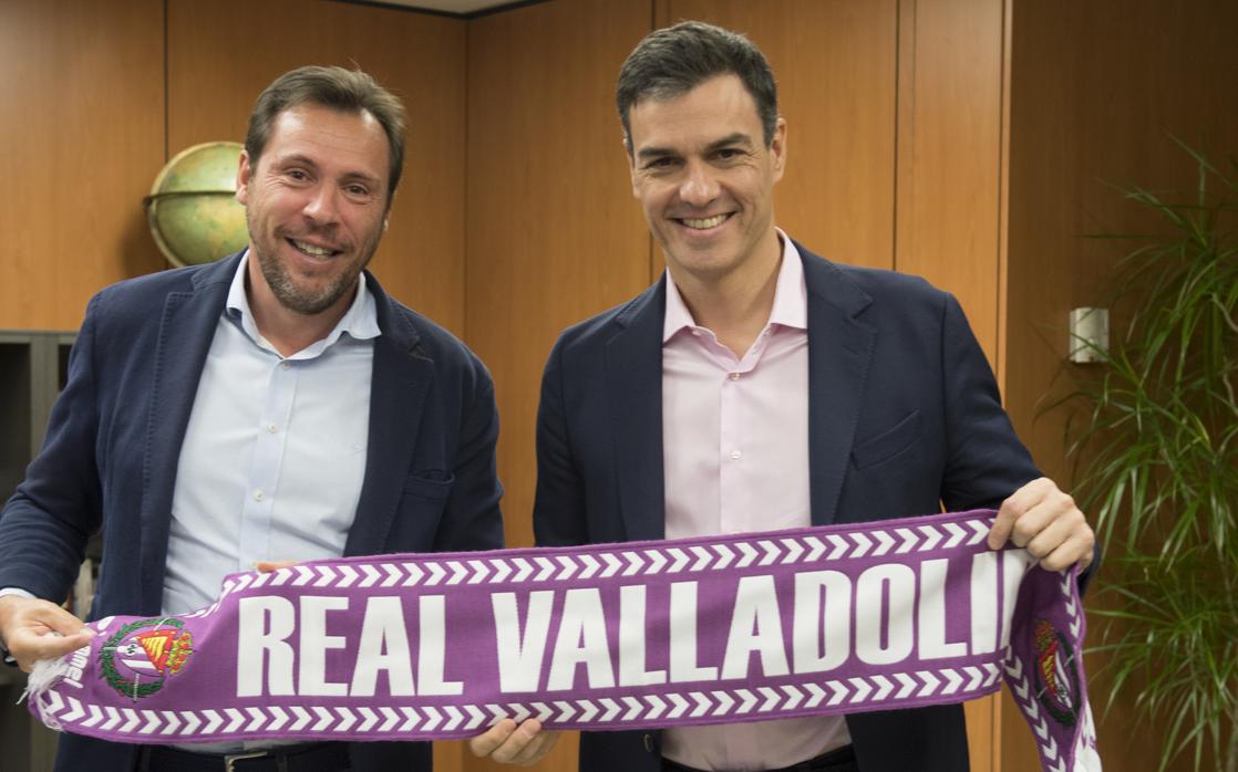 El alcalde de Valladolid, Óscar Puente, y el presidente del Gobierno, Pedro Sánchez, posan con la bufanda del Real Valladolid