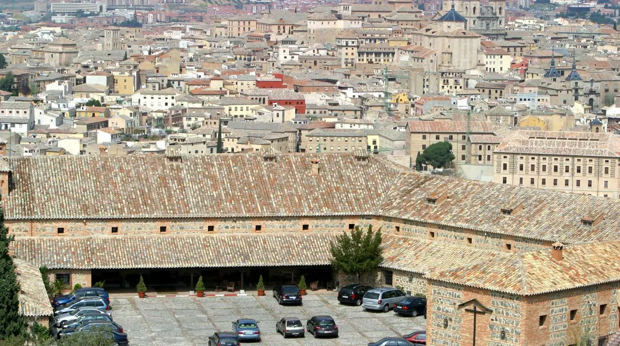 Vista del aparcamiento y la entrada del Parador de Toledo