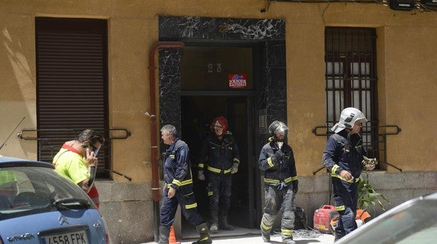 Ocho personas atrapadas en sus casas tras derrumbarse la escalera de una corrala