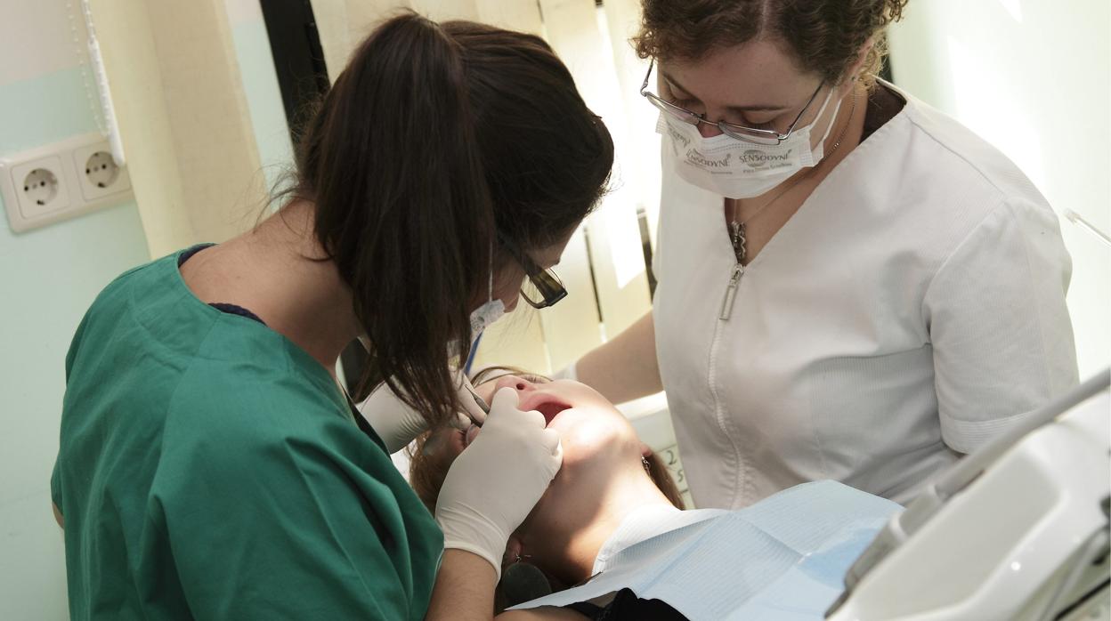 Condenado un odontólogo de Valladolid a pagar 95.000 euros a una mujer que perdió sus dientes por un tratamiento erróneo