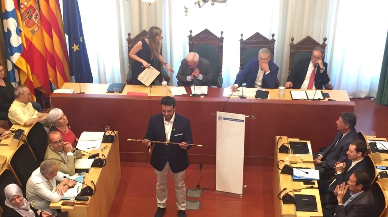 El nuevo alcalde de Badalona, Álex Pastor, tras el pleno en el que ha sido investido