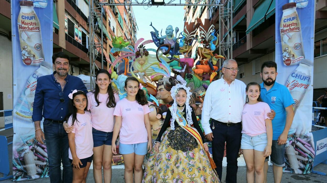 El alcalde y el concejal de Fiestas, con el artista, la Bellea Infantil y varias festeras delante de la hoguera ganadora