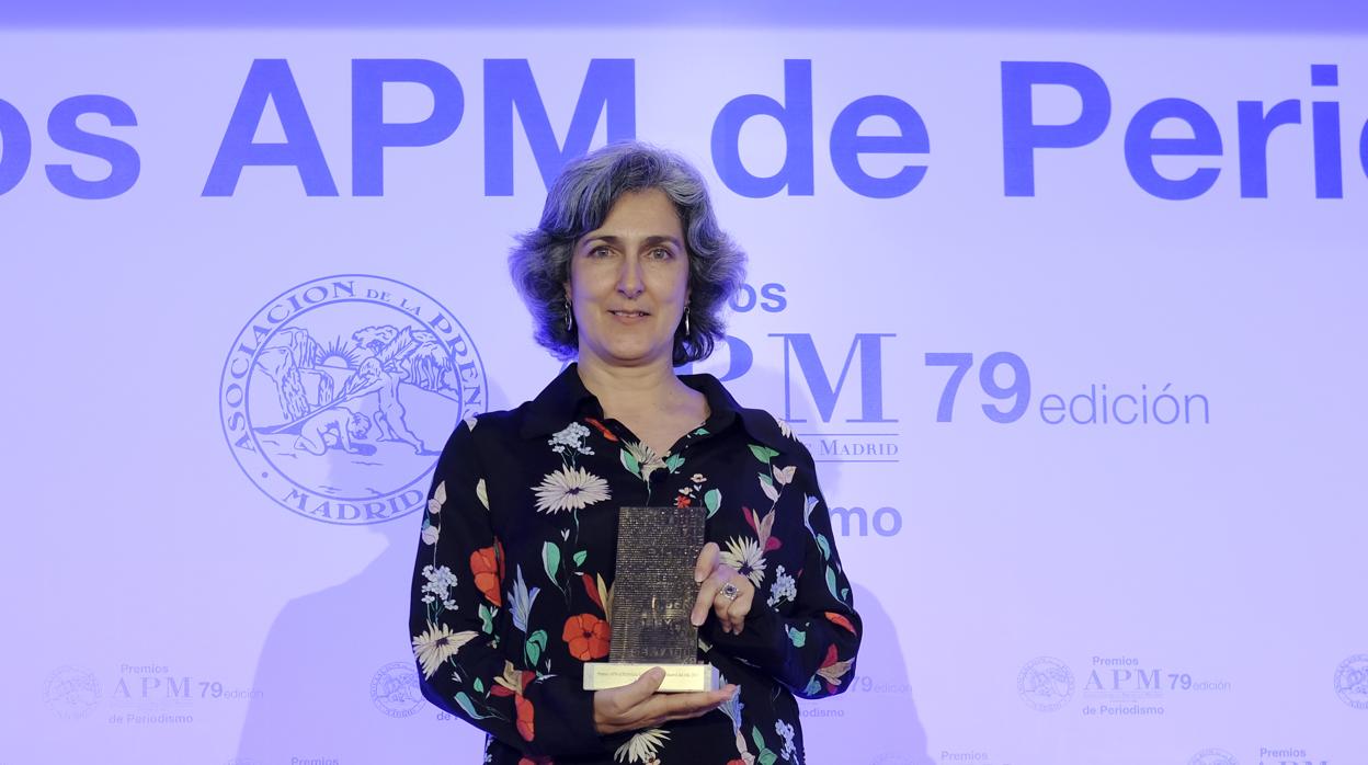 Sara Medialdea posa con el premio otorgado por la APM