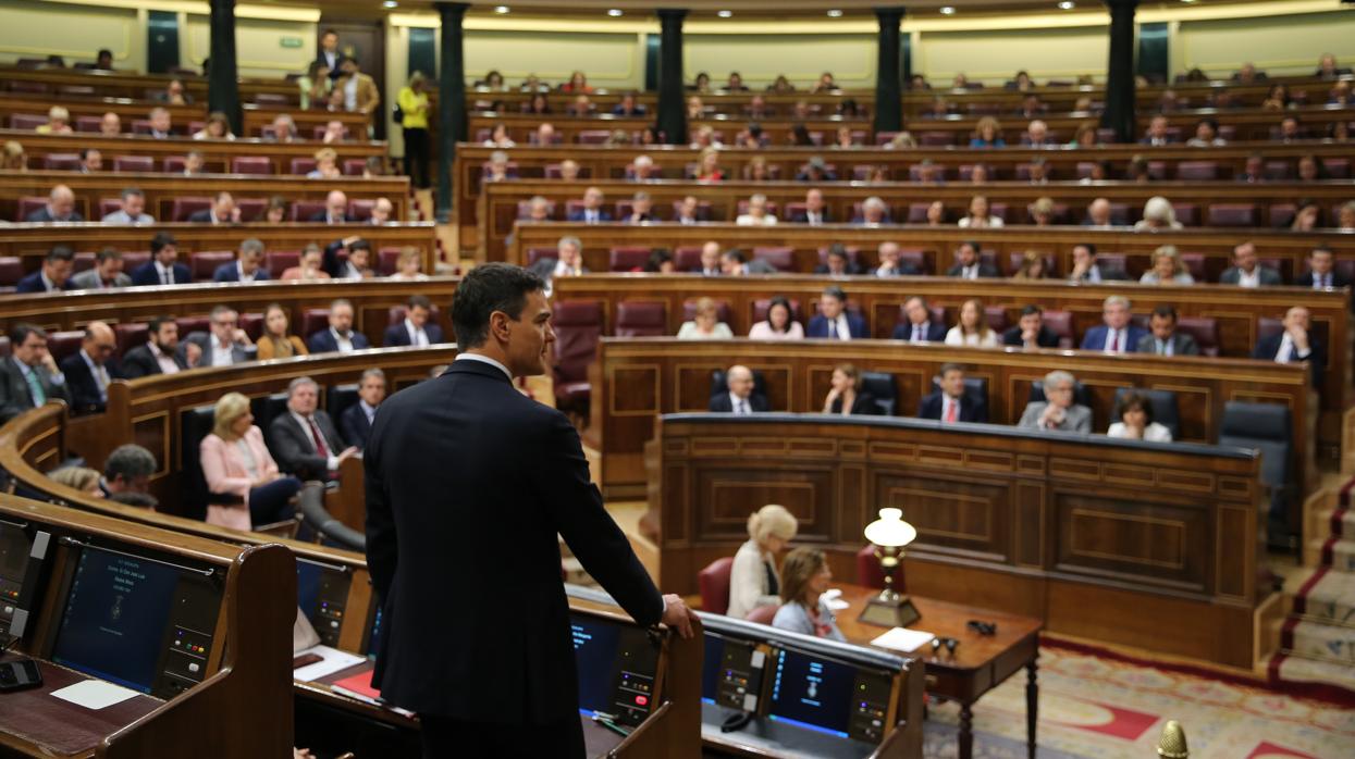 Pedro Sánchez, durante su primera sesión de control como presidente