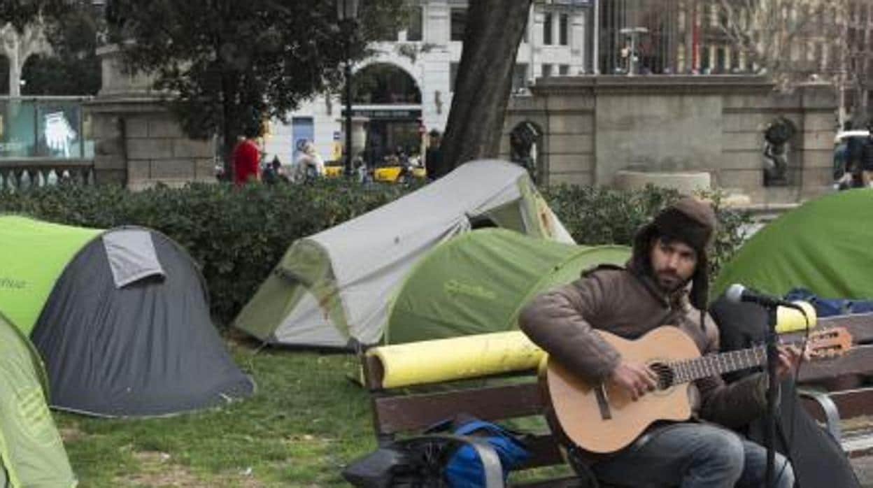 Acampada de personas sin hogar en la plaza Cataluña de Barcelona