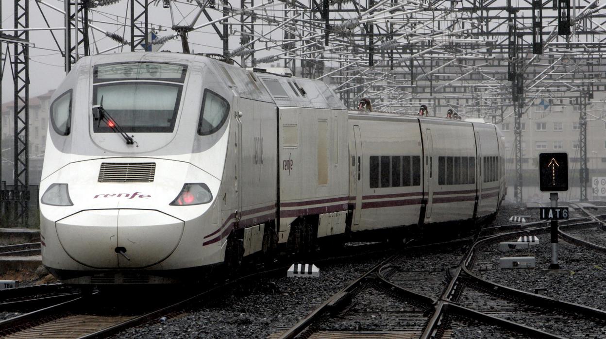 Imagen de archivo de un tren híbrido entre Galicia y Madrid