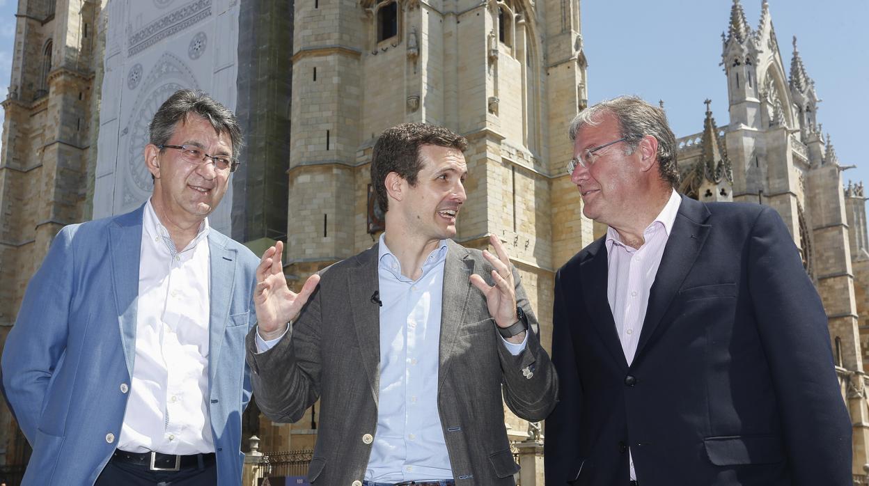 El precandidato a presidir el PP, Pablo Casado, junto al presidente del partido en León, Juan Martínez Majoy el alcalde, Antonio Silván