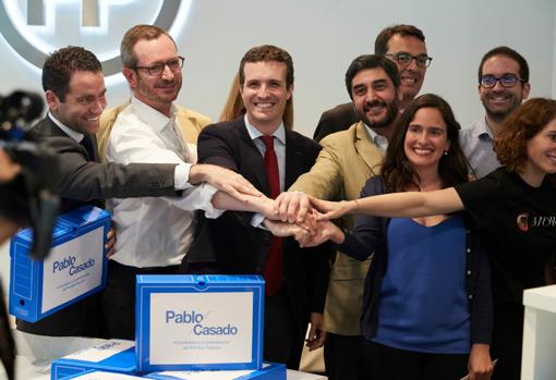 Imagen de Pablo Casado durante la entrega de avales