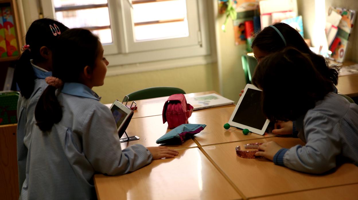 Varias alumns, en una clase