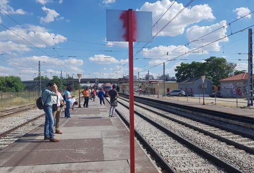 Pasajeros esperan en el andén, sin techo en el que resguardarse